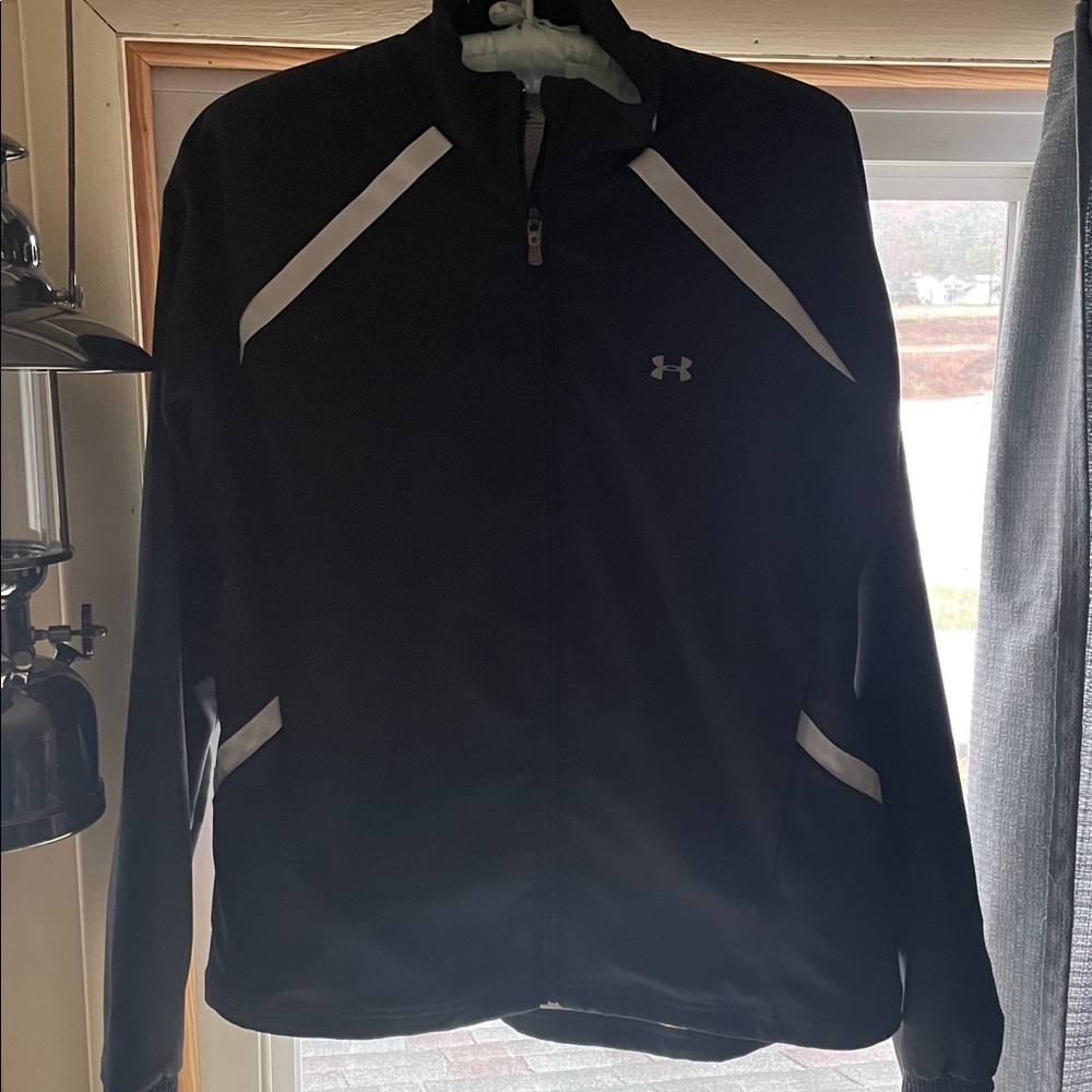 Women’s like new Under Armour fully lined windbreaker.